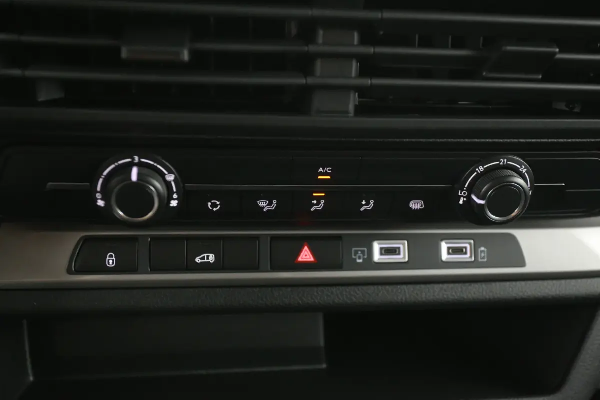 Worker 75 kWh L2H1 | Snelladen | SOH 98% | Airco | Camera | Virtual | 3 Zits | Cruise | Carplay