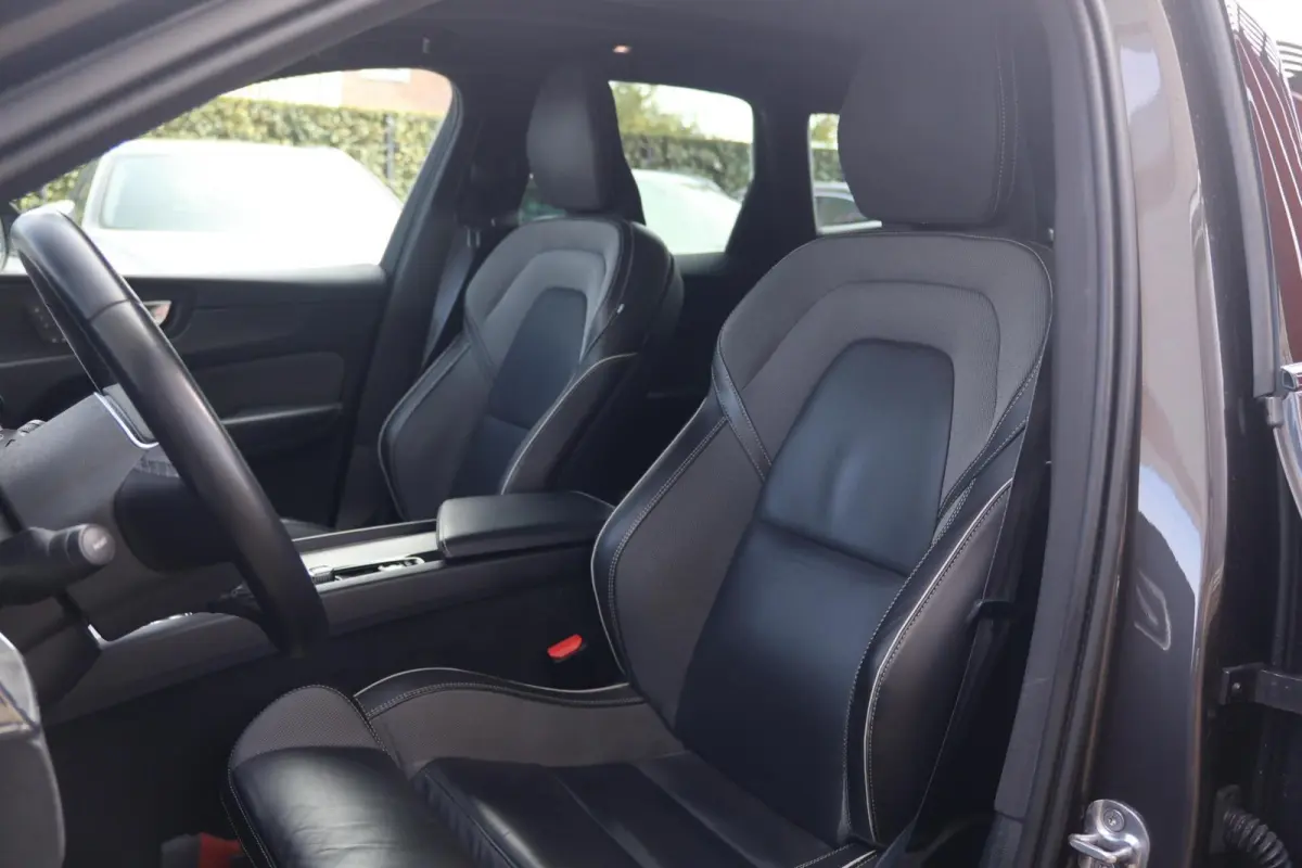 B5 R-Design | Stoelverwarming | Trekhaak | 360° Camera | Panoramadak | Pilot Assist | Memory Seats | Glossy Black | Keyless