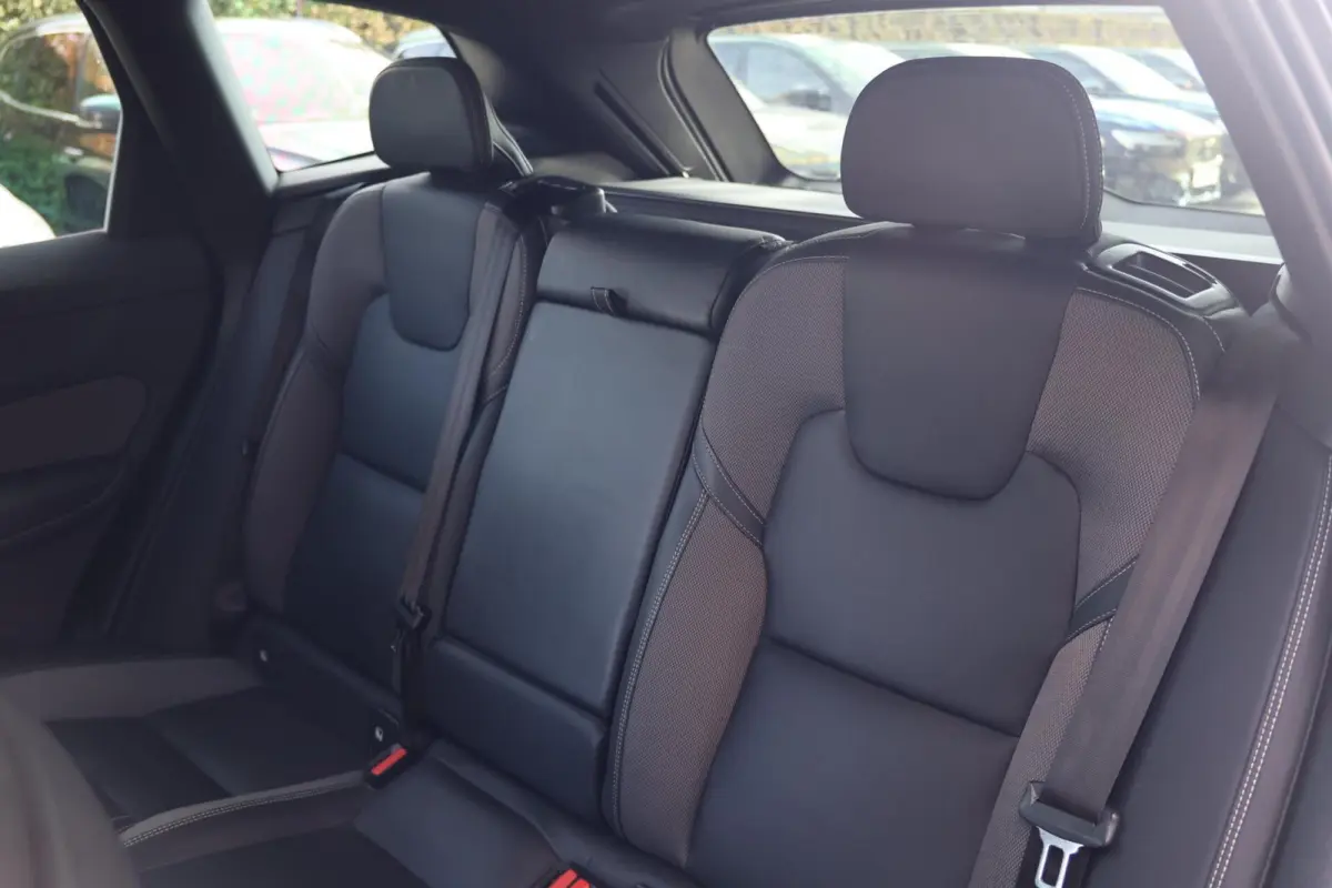 B5 R-Design | Stoelverwarming | Trekhaak | 360° Camera | Panoramadak | Pilot Assist | Memory Seats | Glossy Black | Keyless