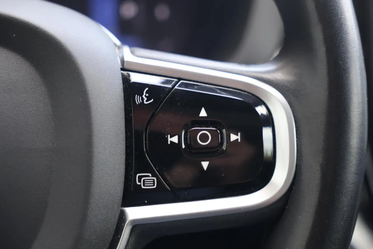 B5 R-Design | Stoelverwarming | Trekhaak | 360° Camera | Panoramadak | Pilot Assist | Memory Seats | Glossy Black | Keyless