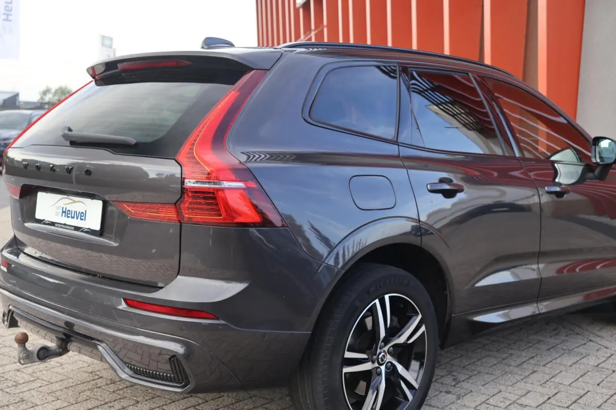 B5 R-Design | Stoelverwarming | Trekhaak | 360° Camera | Panoramadak | Pilot Assist | Memory Seats | Glossy Black | Keyless