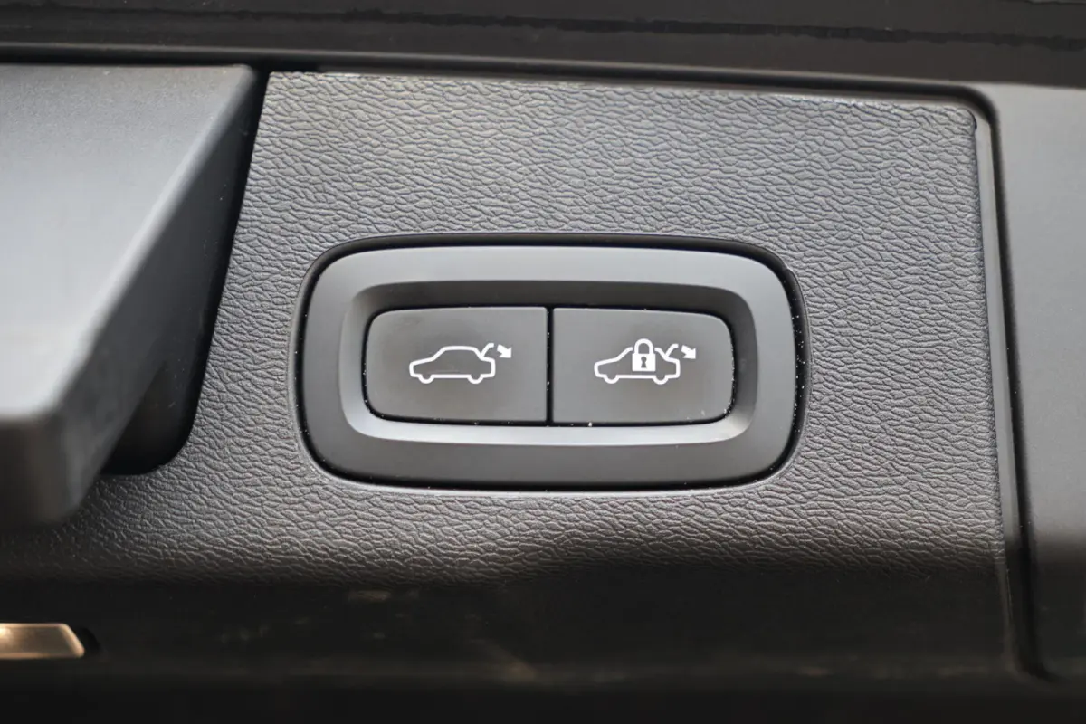 B5 R-Design | Stoelverwarming | Trekhaak | 360° Camera | Panoramadak | Pilot Assist | Memory Seats | Glossy Black | Keyless
