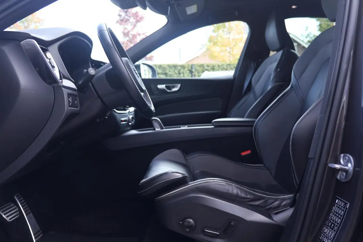 B5 R-Design | Stoelverwarming | Trekhaak | 360° Camera | Panoramadak | Pilot Assist | Memory Seats | Glossy Black | Keyless