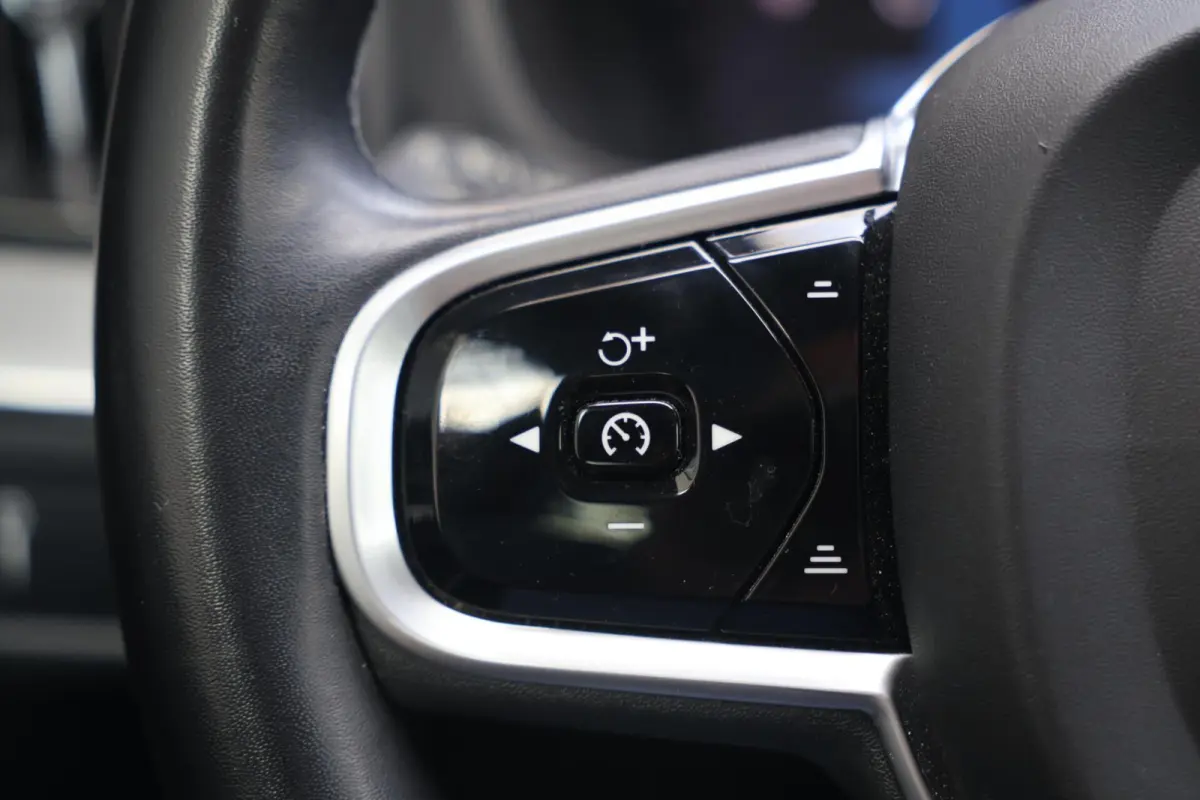 B5 R-Design | Stoelverwarming | Trekhaak | 360° Camera | Panoramadak | Pilot Assist | Memory Seats | Glossy Black | Keyless