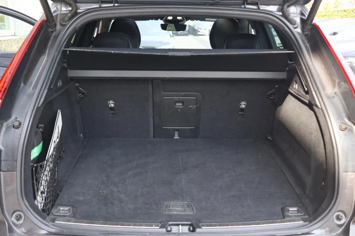 B5 R-Design | Stoelverwarming | Trekhaak | 360° Camera | Panoramadak | Pilot Assist | Memory Seats | Glossy Black | Keyless