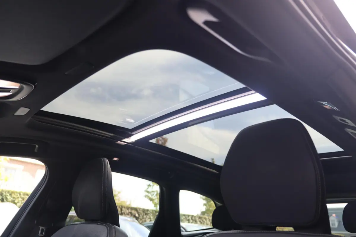 B5 R-Design | Stoelverwarming | Trekhaak | 360° Camera | Panoramadak | Pilot Assist | Memory Seats | Glossy Black | Keyless