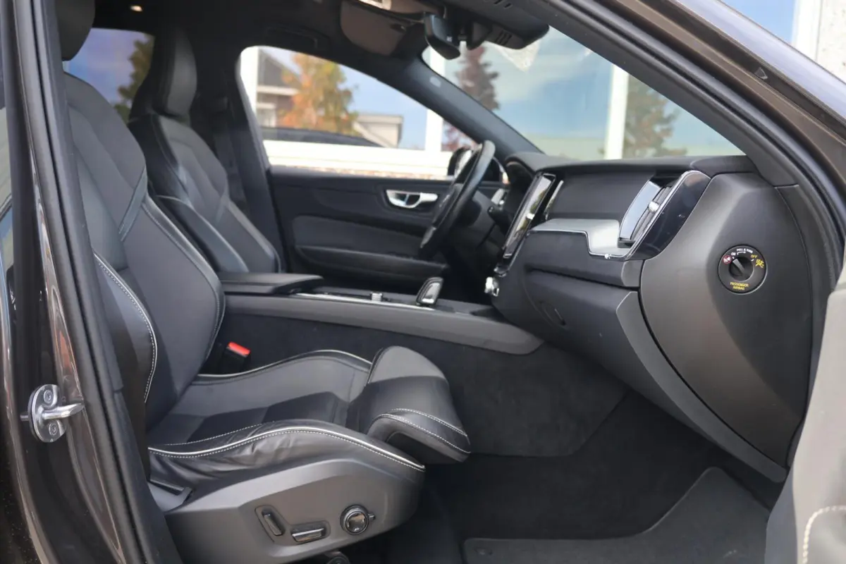 B5 R-Design | Stoelverwarming | Trekhaak | 360° Camera | Panoramadak | Pilot Assist | Memory Seats | Glossy Black | Keyless