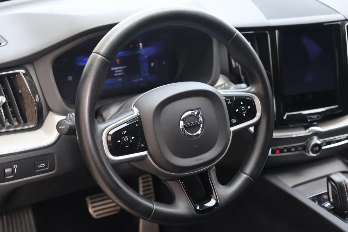 B5 R-Design | Stoelverwarming | Trekhaak | 360° Camera | Panoramadak | Pilot Assist | Memory Seats | Glossy Black | Keyless
