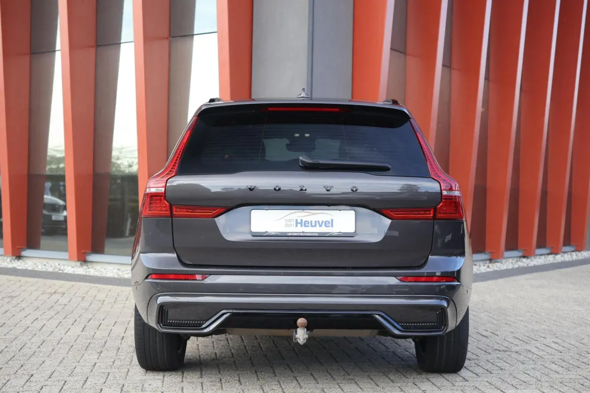B5 R-Design | Stoelverwarming | Trekhaak | 360° Camera | Panoramadak | Pilot Assist | Memory Seats | Glossy Black | Keyless