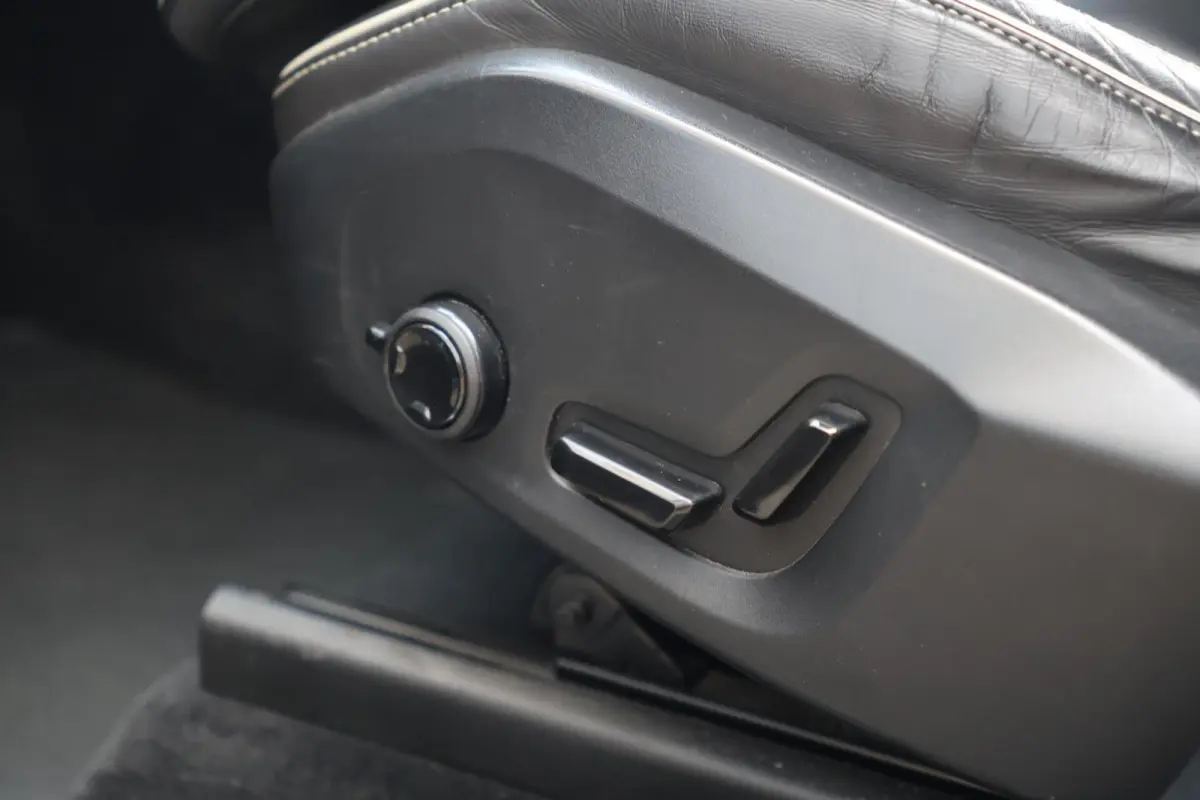 B5 R-Design | Stoelverwarming | Trekhaak | 360° Camera | Panoramadak | Pilot Assist | Memory Seats | Glossy Black | Keyless