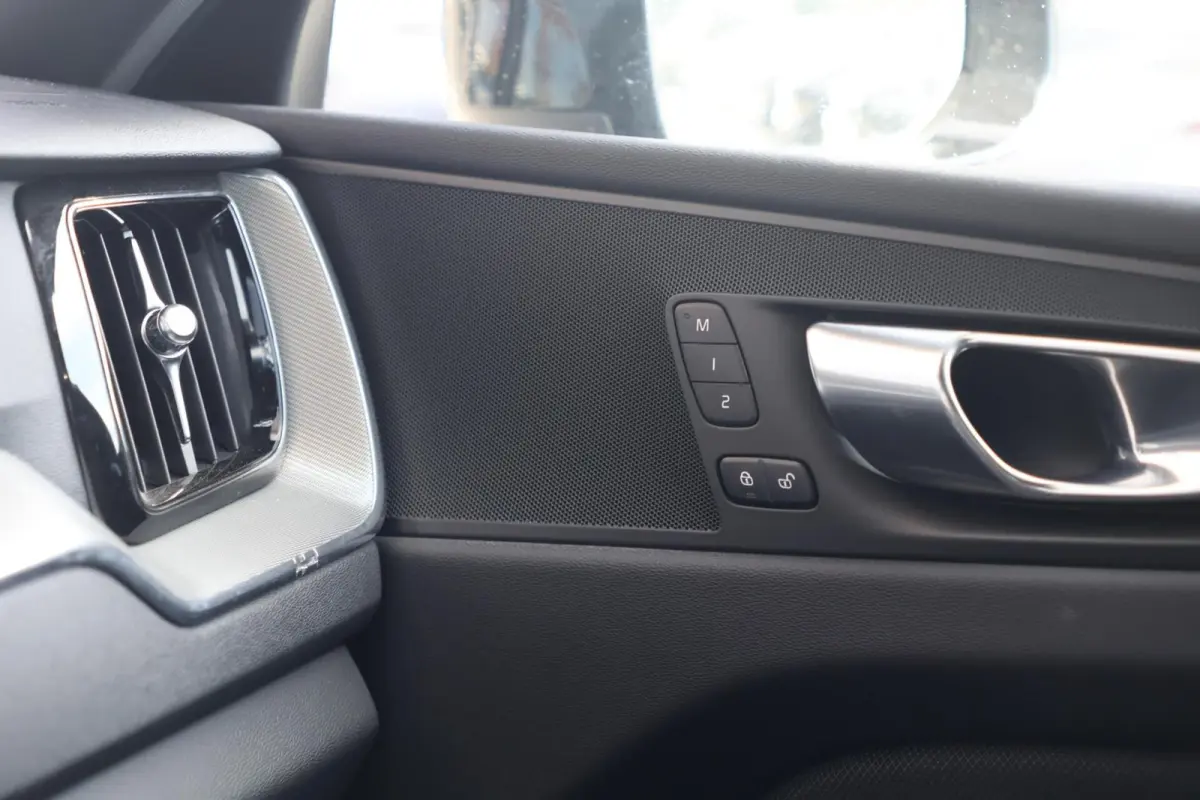 B5 R-Design | Stoelverwarming | Trekhaak | 360° Camera | Panoramadak | Pilot Assist | Memory Seats | Glossy Black | Keyless