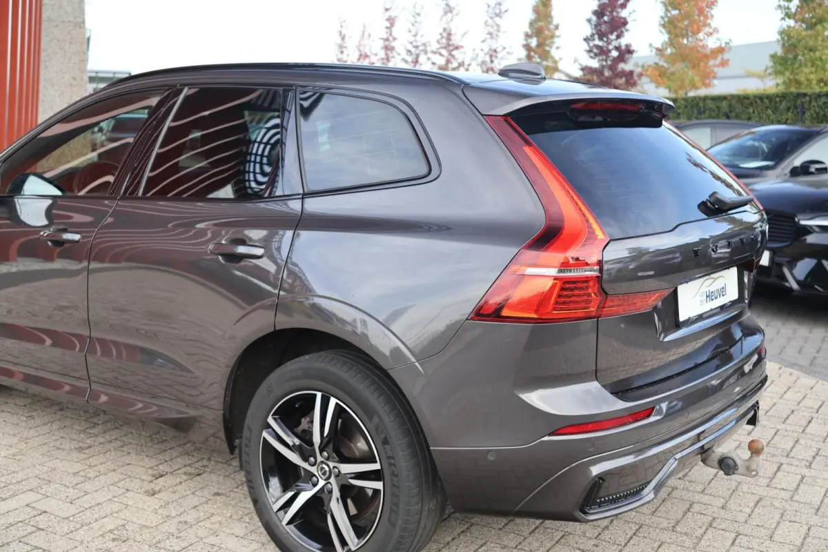 B5 R-Design | Stoelverwarming | Trekhaak | 360° Camera | Panoramadak | Pilot Assist | Memory Seats | Glossy Black | Keyless