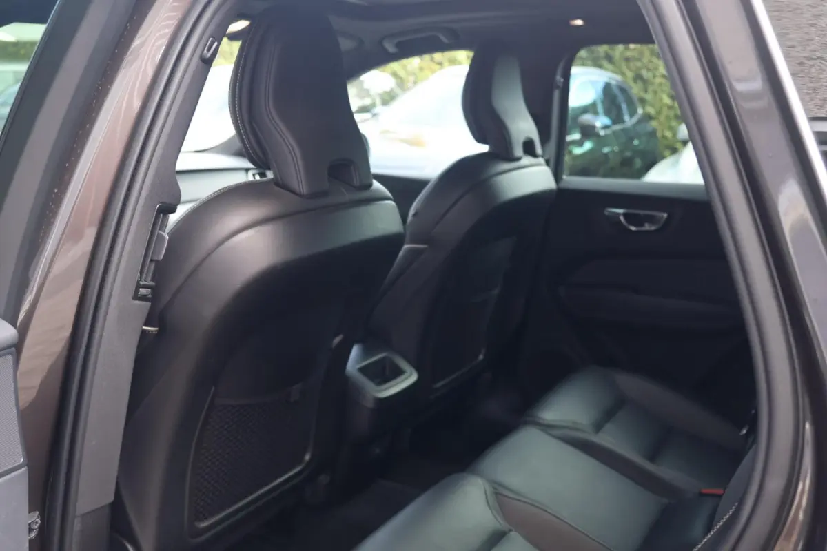 B5 R-Design | Stoelverwarming | Trekhaak | 360° Camera | Panoramadak | Pilot Assist | Memory Seats | Glossy Black | Keyless
