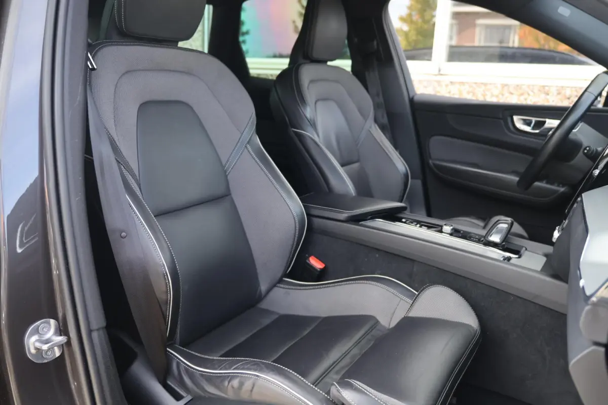 B5 R-Design | Stoelverwarming | Trekhaak | 360° Camera | Panoramadak | Pilot Assist | Memory Seats | Glossy Black | Keyless