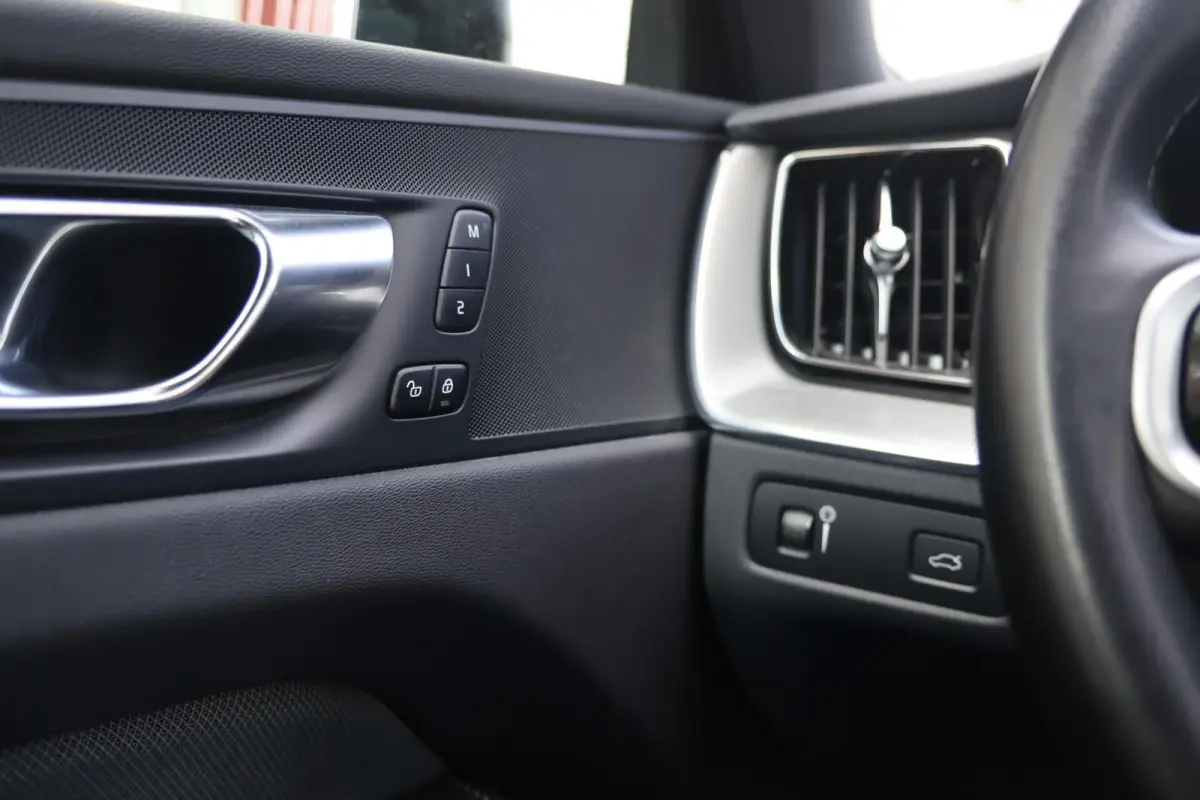 B5 R-Design | Stoelverwarming | Trekhaak | 360° Camera | Panoramadak | Pilot Assist | Memory Seats | Glossy Black | Keyless