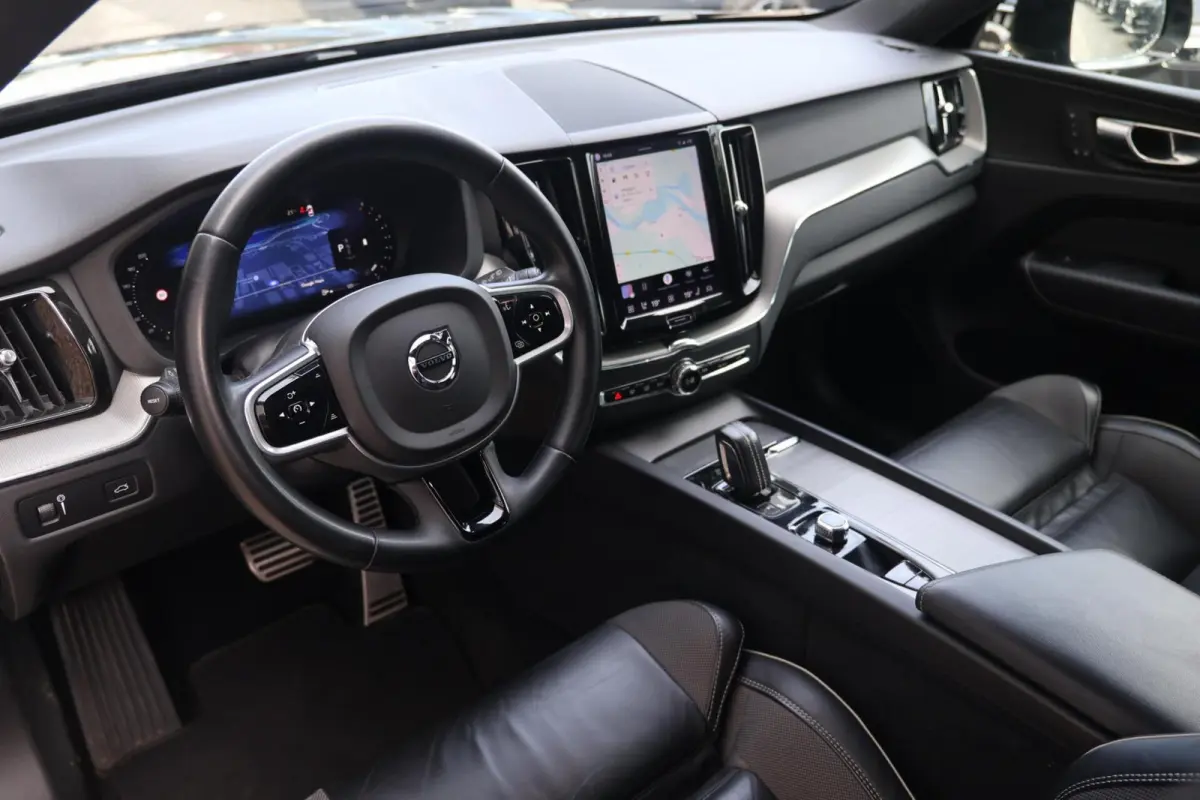 B5 R-Design | Stoelverwarming | Trekhaak | 360° Camera | Panoramadak | Pilot Assist | Memory Seats | Glossy Black | Keyless