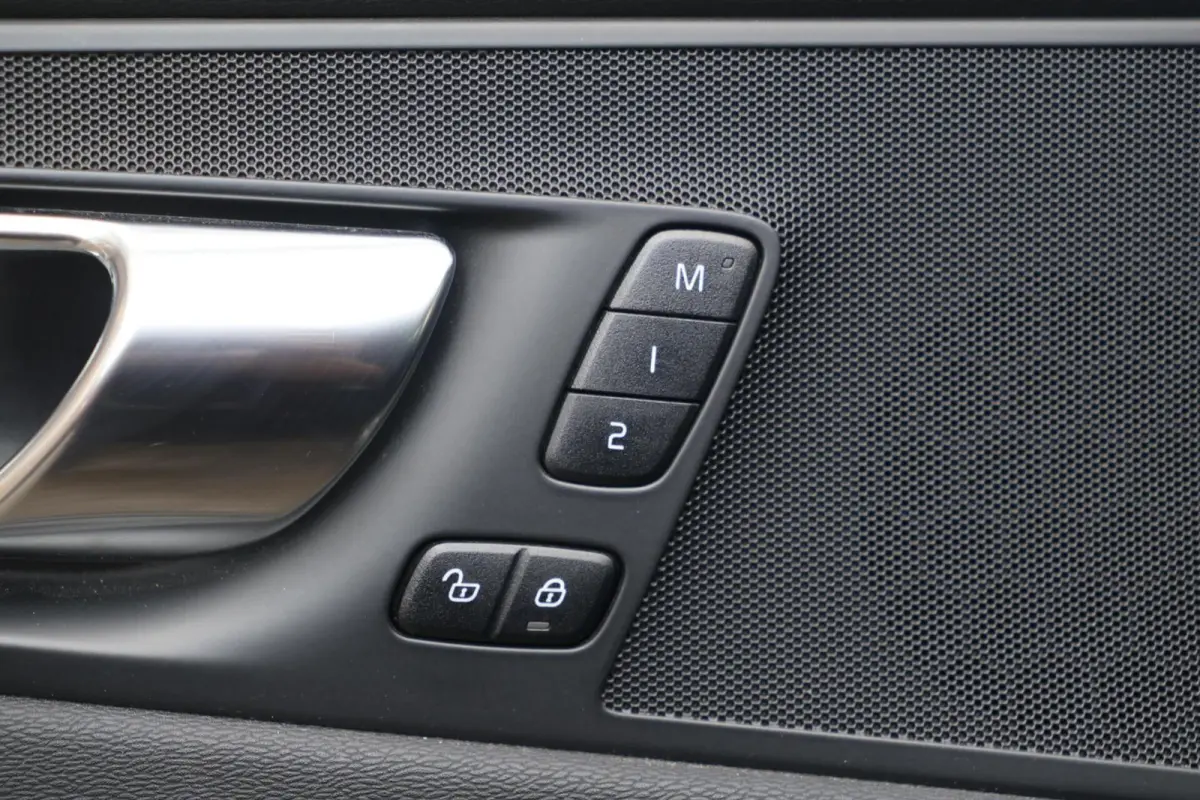B5 R-Design | Stoelverwarming | Trekhaak | 360° Camera | Panoramadak | Pilot Assist | Memory Seats | Glossy Black | Keyless