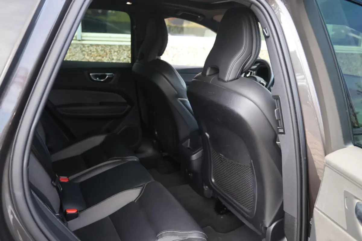 B5 R-Design | Stoelverwarming | Trekhaak | 360° Camera | Panoramadak | Pilot Assist | Memory Seats | Glossy Black | Keyless