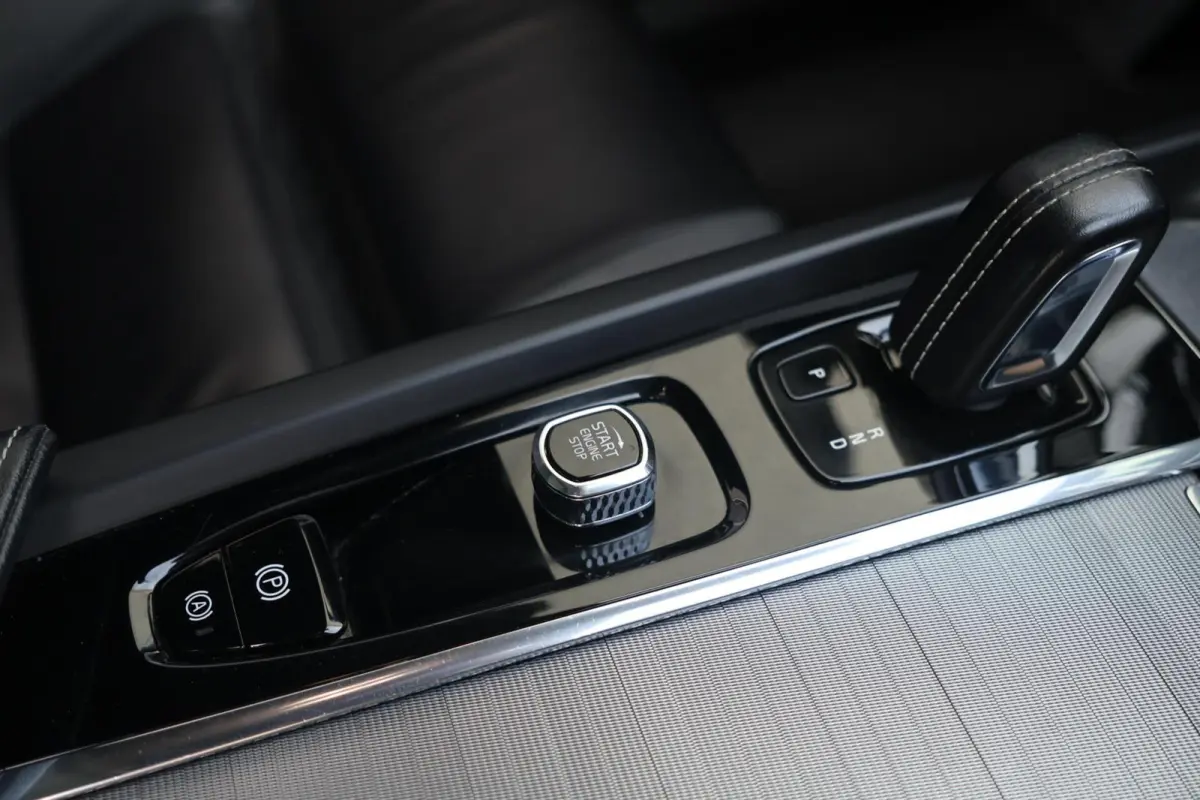 B5 R-Design | Stoelverwarming | Trekhaak | 360° Camera | Panoramadak | Pilot Assist | Memory Seats | Glossy Black | Keyless