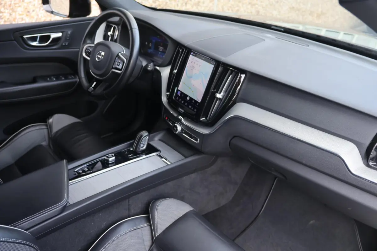 B5 R-Design | Stoelverwarming | Trekhaak | 360° Camera | Panoramadak | Pilot Assist | Memory Seats | Glossy Black | Keyless