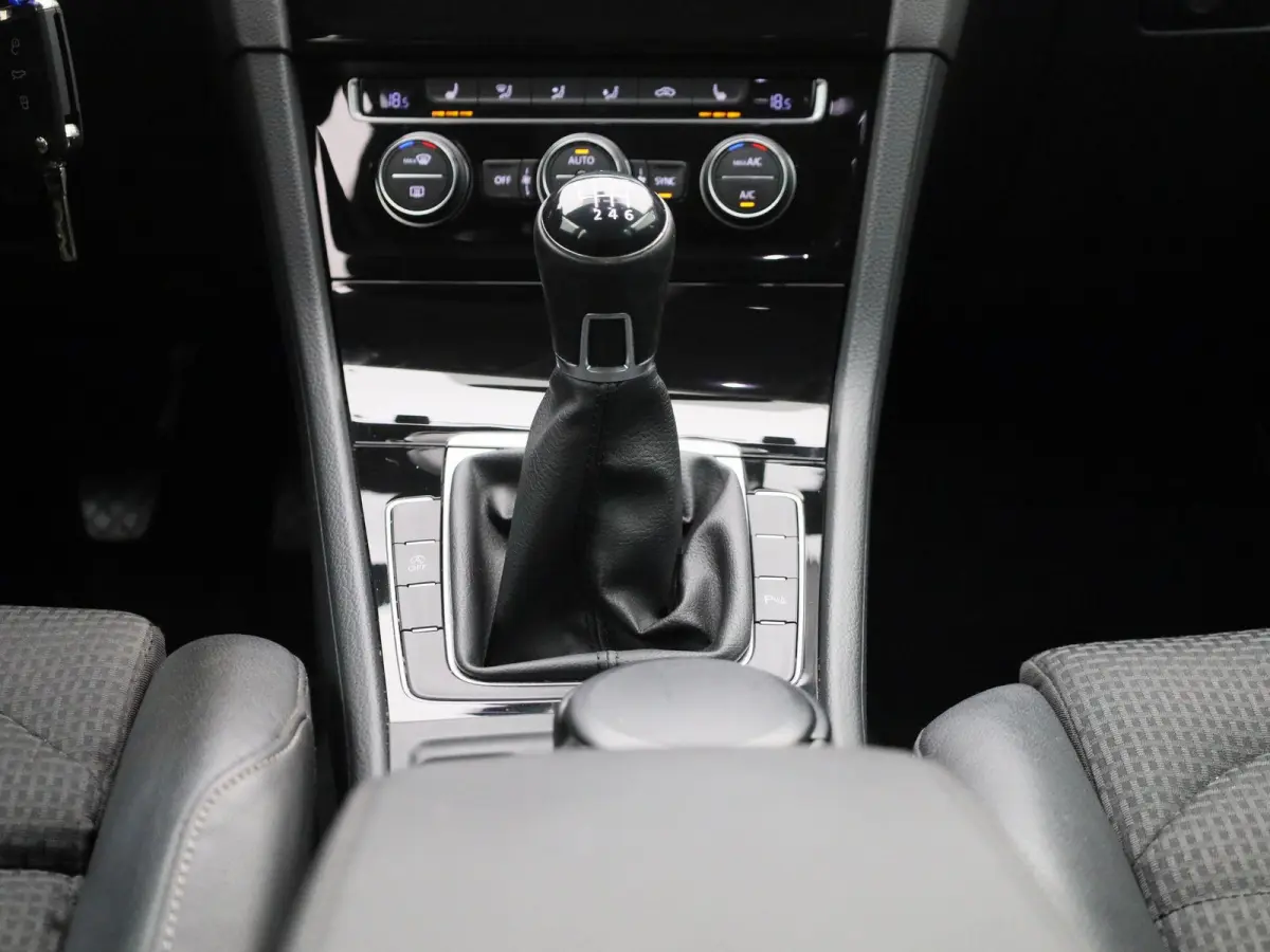 1.4 TSI Business Edition Connected R 125 PK| Origineel Nederlands | 1e Eigenaar | Dealeronderhouden | Trekhaak | R-Line Exterieur | Navigatie | Achteruitrijcamera | Stoelverwarming | Climatr