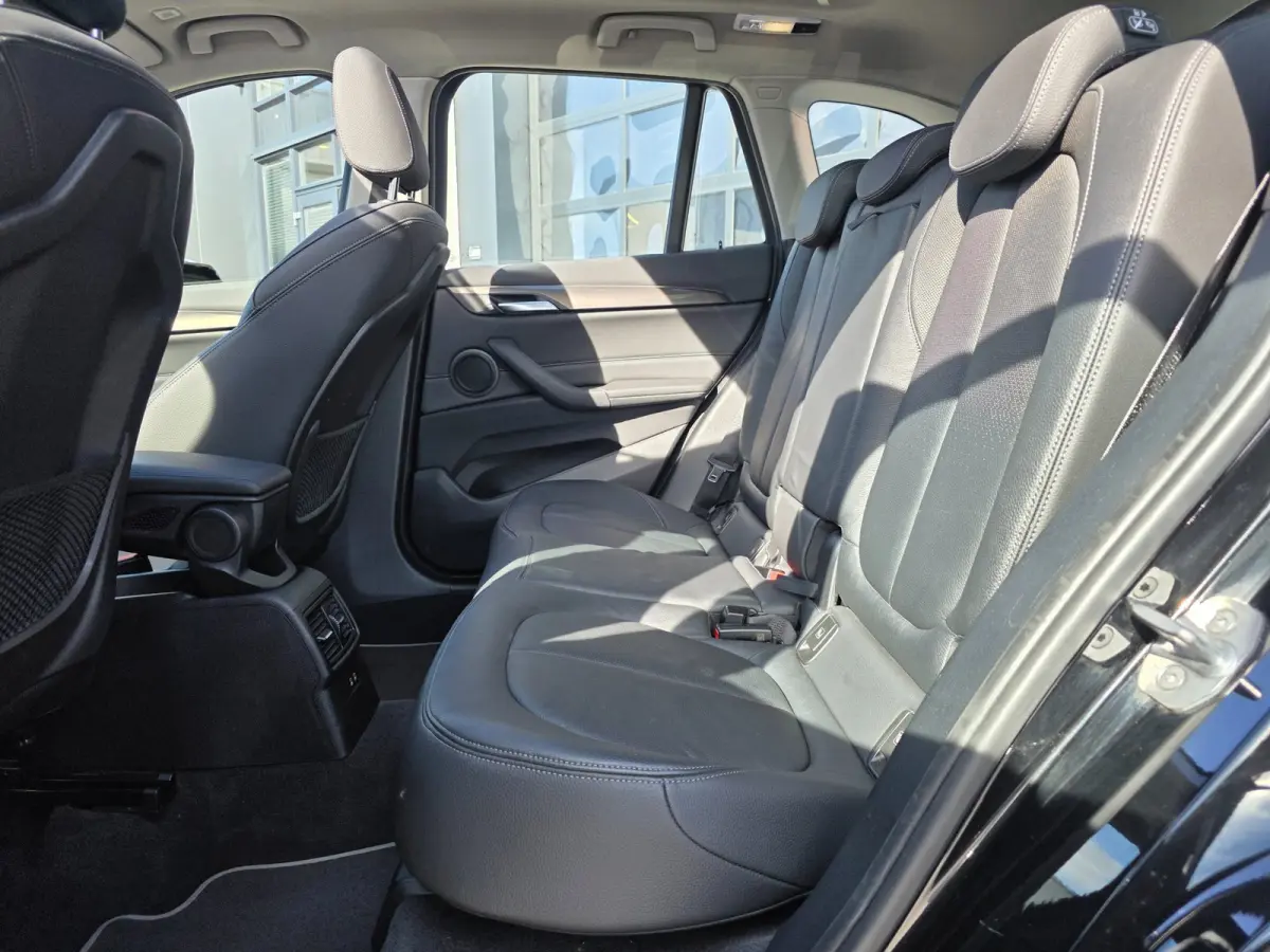 SDrive20i Business Edition Plus | PANO | LEDER | TREKHAAK | NAP | 1E EIGENAAR
