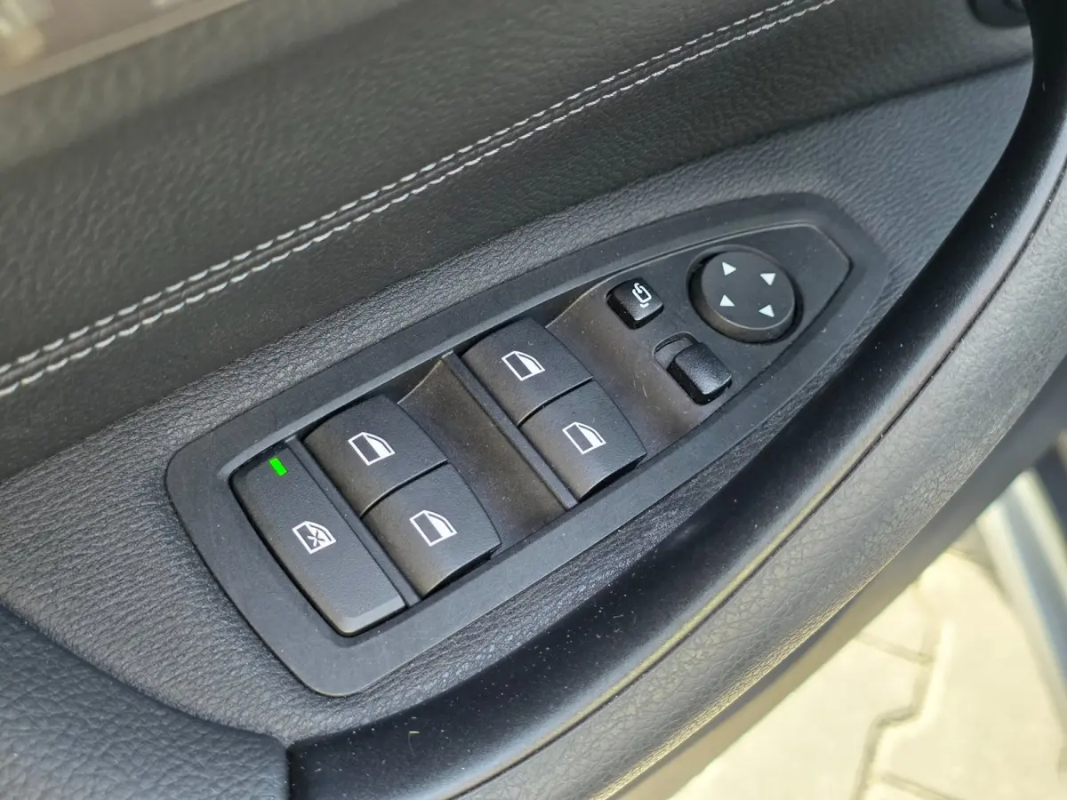 SDrive20i Business Edition Plus | PANO | LEDER | TREKHAAK | NAP | 1E EIGENAAR