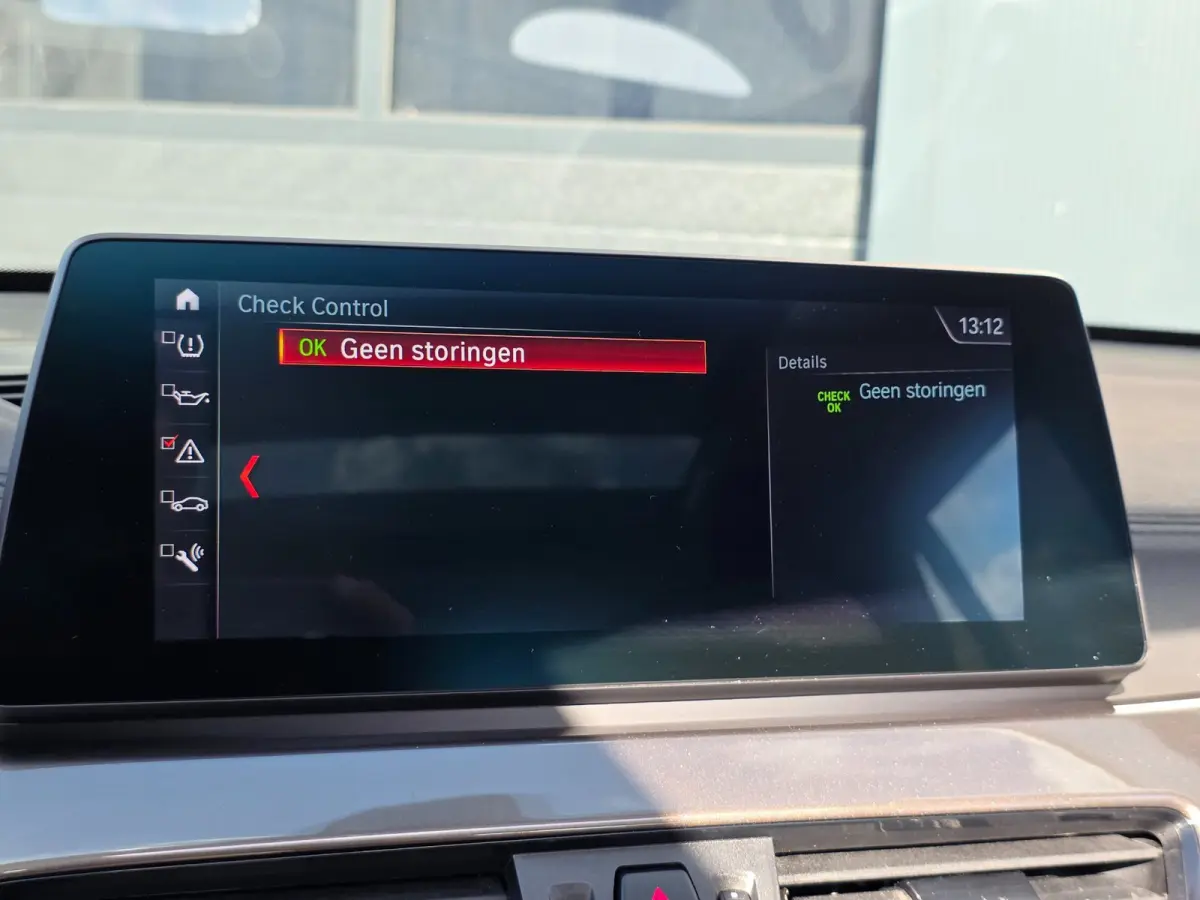 SDrive20i Business Edition Plus | PANO | LEDER | TREKHAAK | NAP | 1E EIGENAAR