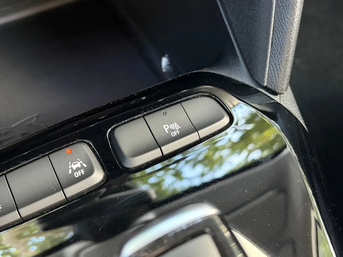 1.2 100 PK Elegance | NAVIGATIE + APPLE CARPLAY/ANDROID AUTO| CAMERA + PARKEERSENSOREN ACHTER| LED KOPLAMPEN| ELEC. CLIMATIE CONTROL| DAB| EERSTE EIGENAAR| DEALER ONDERHOUDEN|