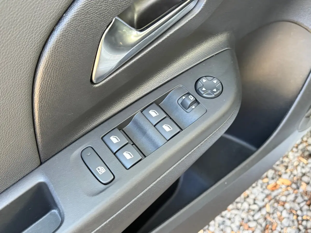 1.2 100 PK Elegance | NAVIGATIE + APPLE CARPLAY/ANDROID AUTO| CAMERA + PARKEERSENSOREN ACHTER| LED KOPLAMPEN| ELEC. CLIMATIE CONTROL| DAB| EERSTE EIGENAAR| DEALER ONDERHOUDEN|