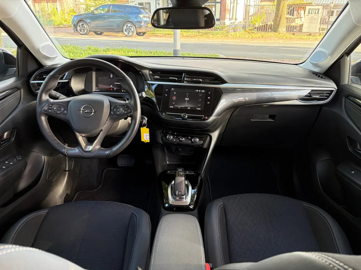 1.2 100 PK Elegance | NAVIGATIE + APPLE CARPLAY/ANDROID AUTO| CAMERA + PARKEERSENSOREN ACHTER| LED KOPLAMPEN| ELEC. CLIMATIE CONTROL| DAB| EERSTE EIGENAAR| DEALER ONDERHOUDEN|