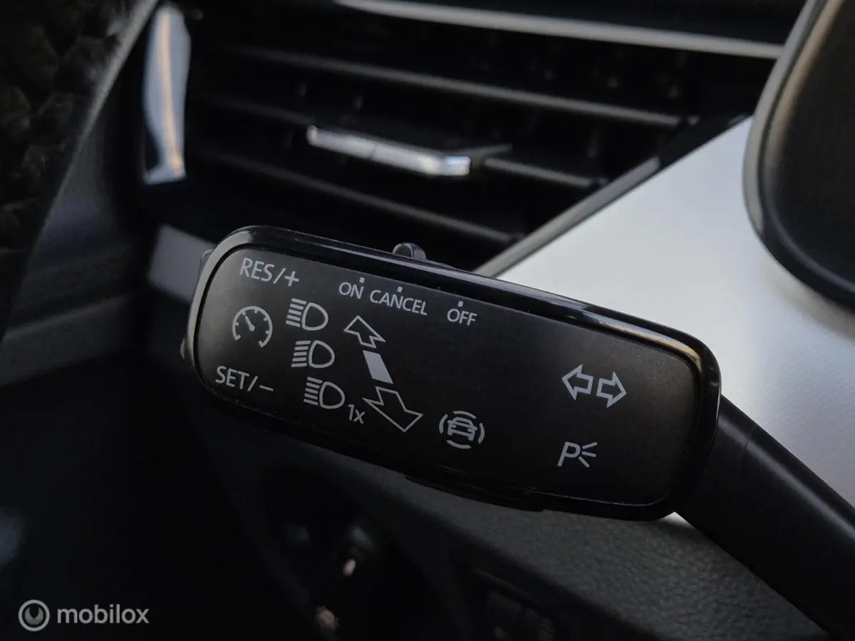 1.0 TSI SPORT AUTOMAAT/CAMERA/LED/STOELVERWARMING/CARPLAY