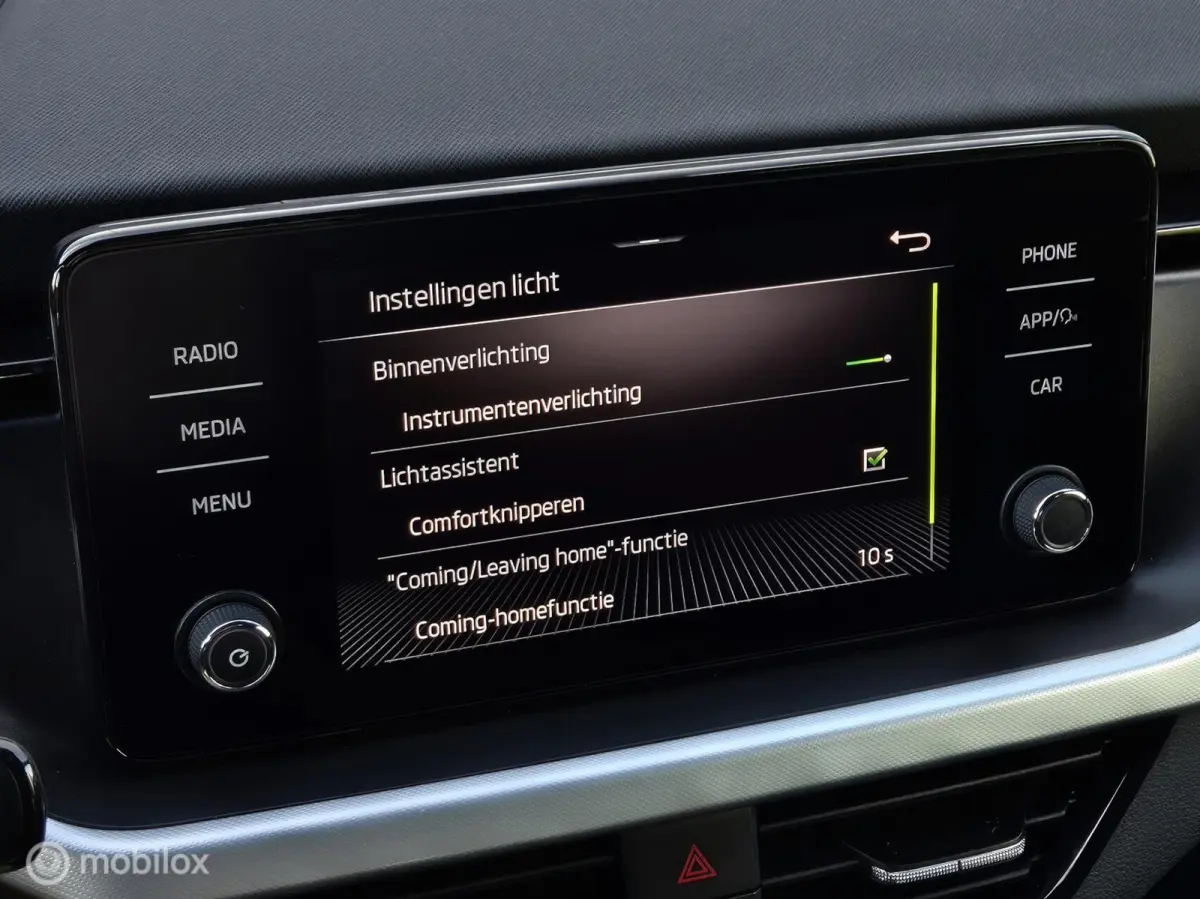 1.0 TSI SPORT AUTOMAAT/CAMERA/LED/STOELVERWARMING/CARPLAY