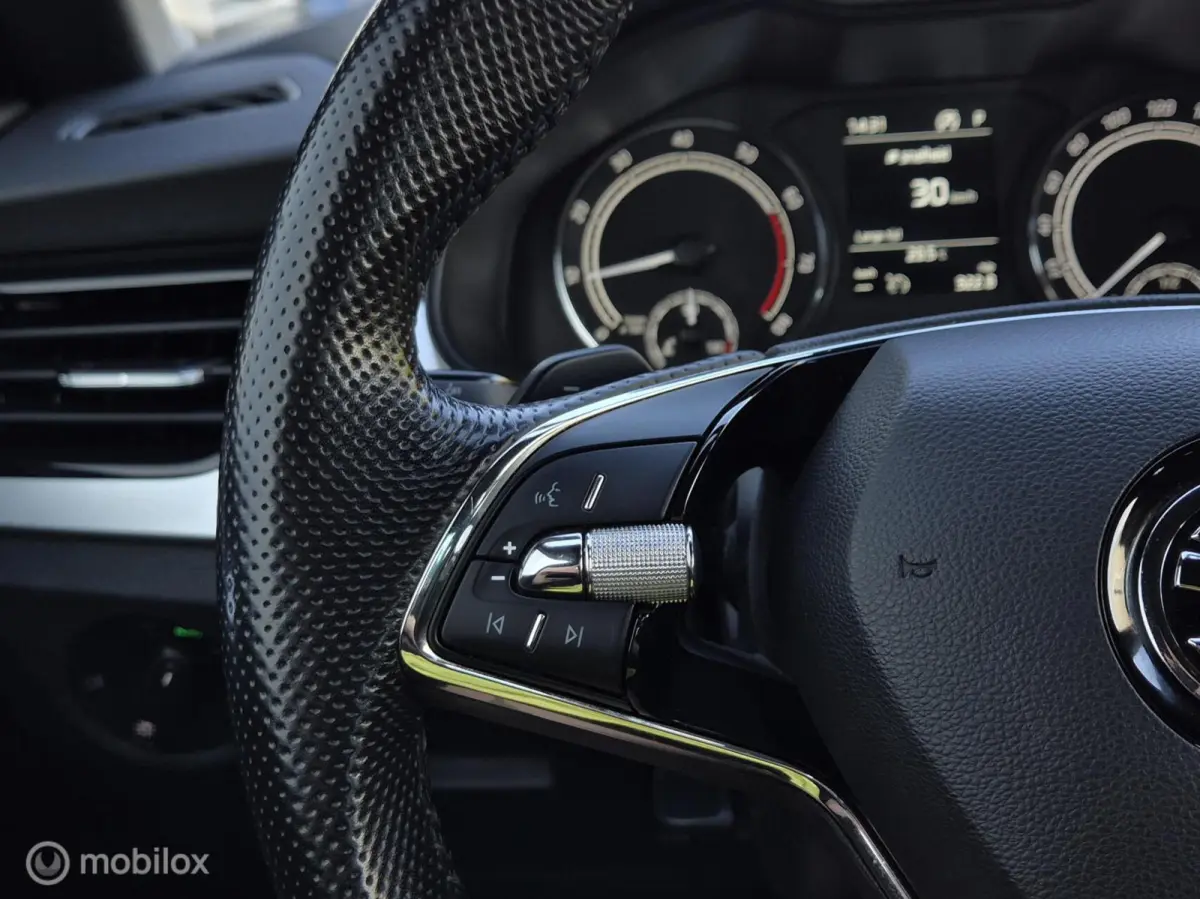 1.0 TSI SPORT AUTOMAAT/CAMERA/LED/STOELVERWARMING/CARPLAY