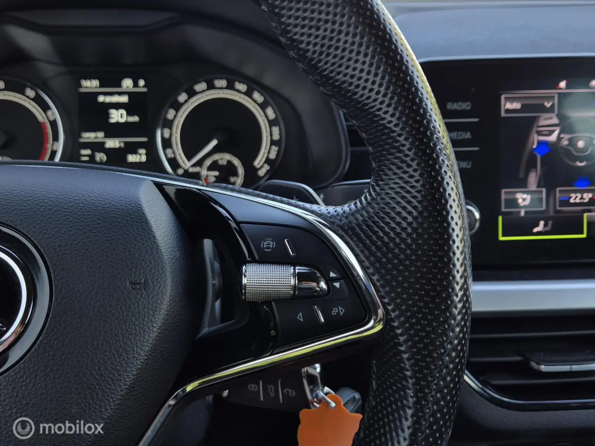 1.0 TSI SPORT AUTOMAAT/CAMERA/LED/STOELVERWARMING/CARPLAY