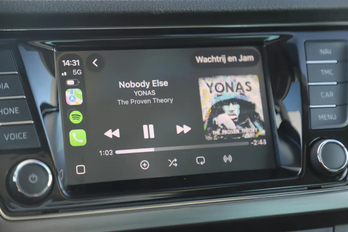 1.0 TSI Business Edition 95PK Panoramadak LMV Navigatie Carplay Android Parkeersensor Stoelverwarming Climate Cruise Control