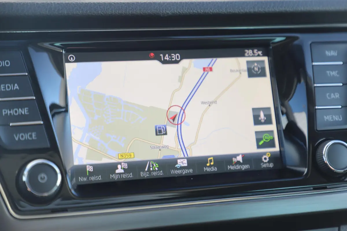 1.0 TSI Business Edition 95PK Panoramadak LMV Navigatie Carplay Android Parkeersensor Stoelverwarming Climate Cruise Control
