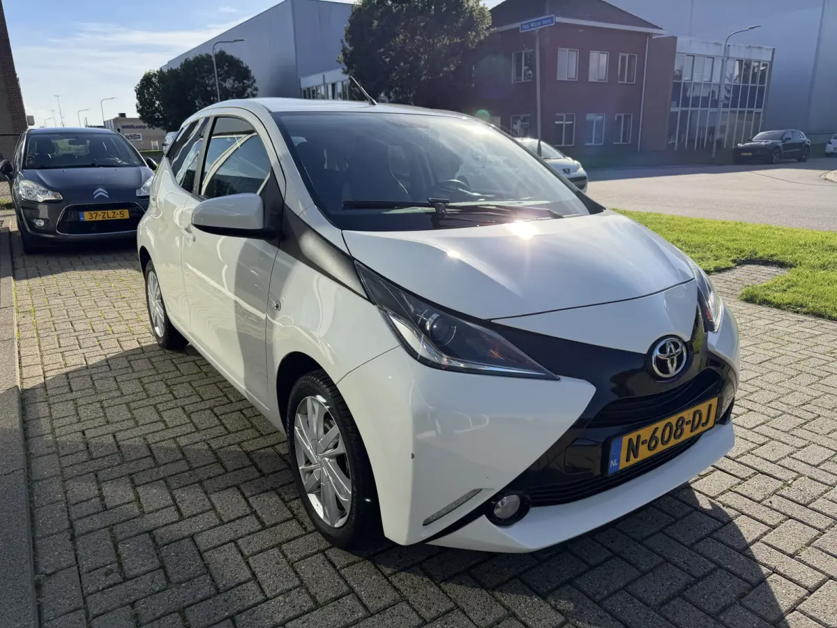 1.0 VVT-i x-play Airco
