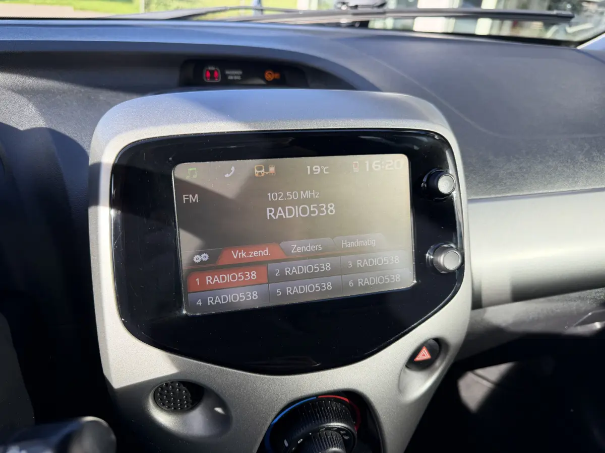 1.0 VVT-i x-play Airco