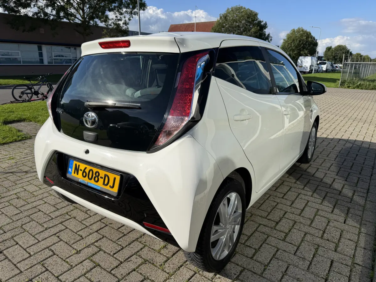1.0 VVT-i x-play Airco