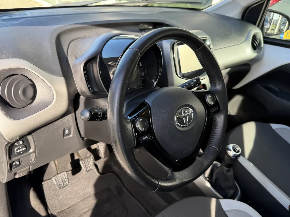 1.0 VVT-i x-play Airco