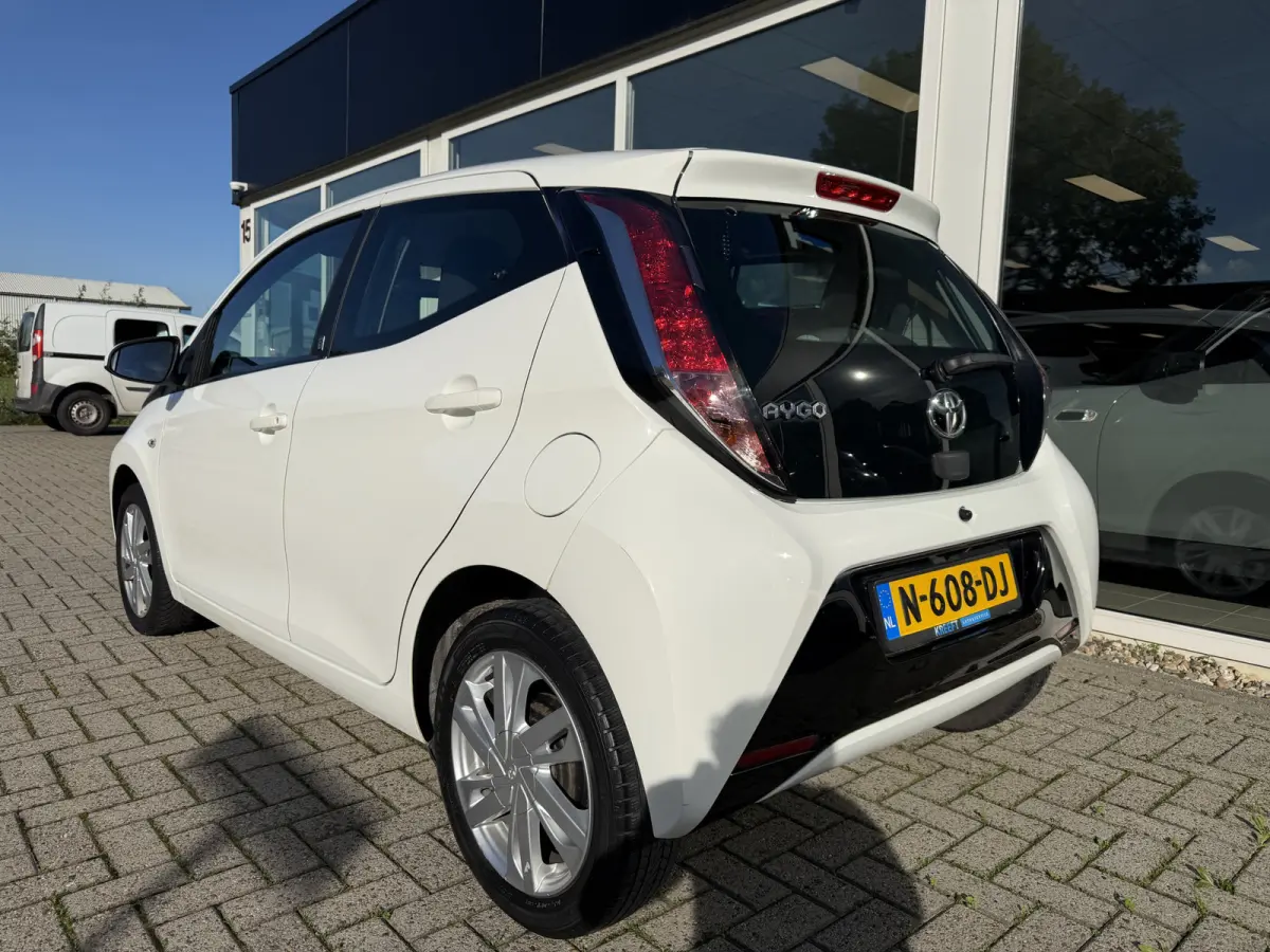 1.0 VVT-i x-play Airco