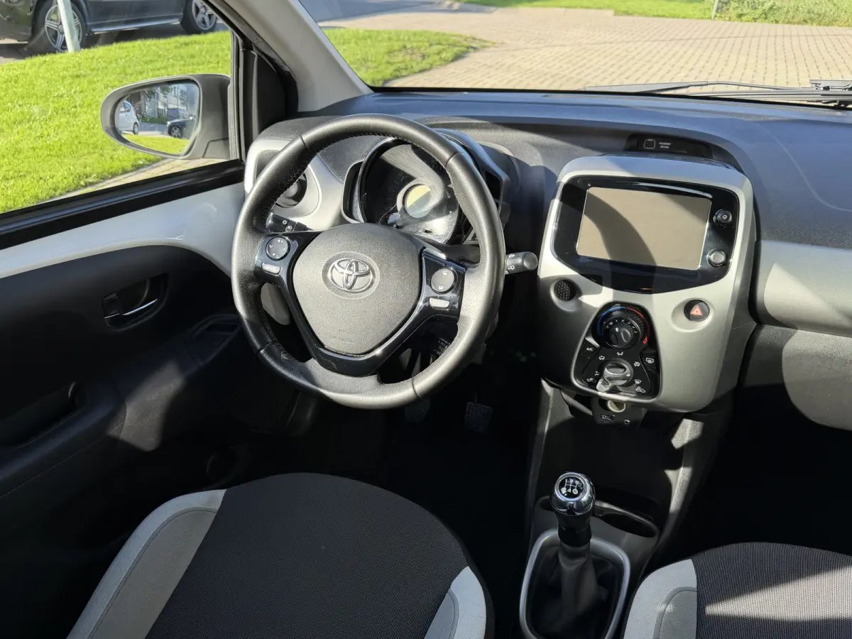 1.0 VVT-i x-play Airco