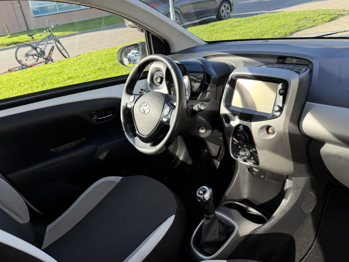 1.0 VVT-i x-play Airco
