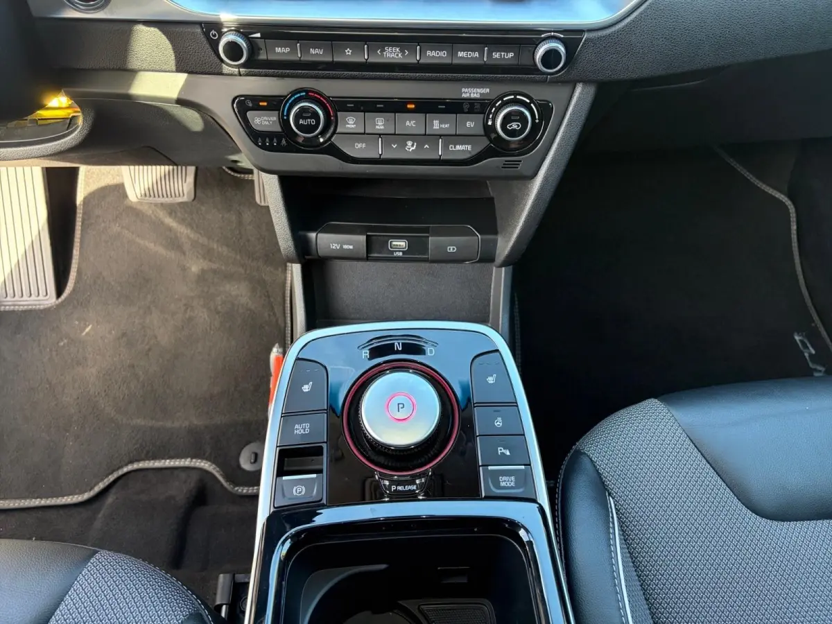 DynamicPlusLine 64 kWh | *1E EIGENAAR | *TREKHAAK | *BTW AUTO | *WARMTEPOMP | APPLE CARPLAY/ ANDROID AUTO | CAMERA | NAVI | STOEL/ STUURVERWARMING | PANODAK | CLIMA | ETC…