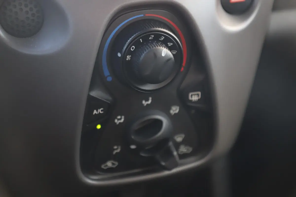 1.0 e-VTi Active Automaat Radio Bluetooth Airco LED Elektrische Ramen