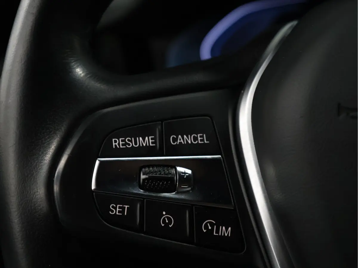 320e Business Edition Plus [APPLE CARPLAY, ANDROID, CRUISE CONTROL, STOELVERWARMING, DIGITAL DASH, PDC 360, LEDER, BLUETOOTH, CLIMATECONTROL, LED, NAVIGATIE, NIEUWSTAAT]