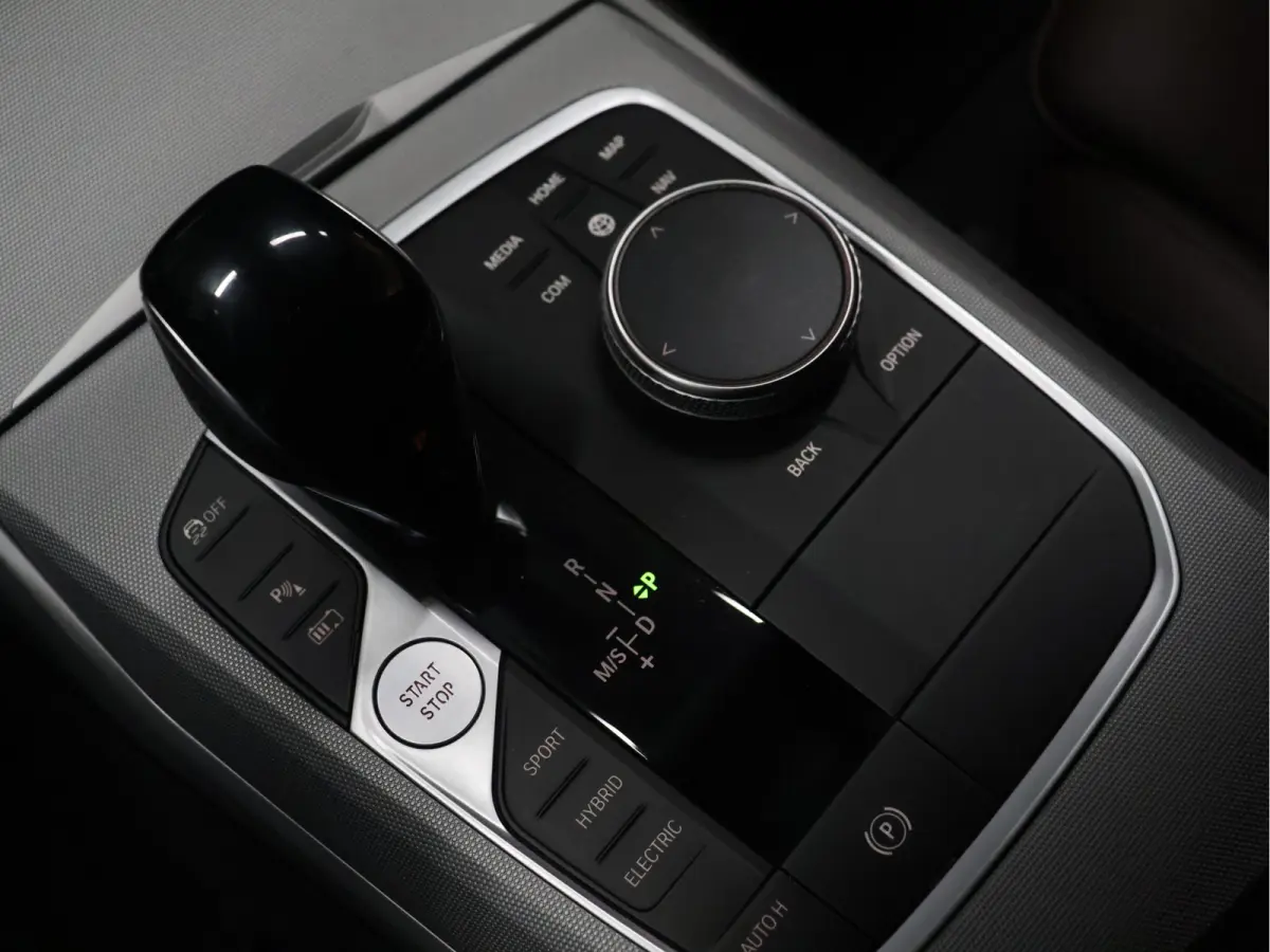 320e Business Edition Plus [APPLE CARPLAY, ANDROID, CRUISE CONTROL, STOELVERWARMING, DIGITAL DASH, PDC 360, LEDER, BLUETOOTH, CLIMATECONTROL, LED, NAVIGATIE, NIEUWSTAAT]