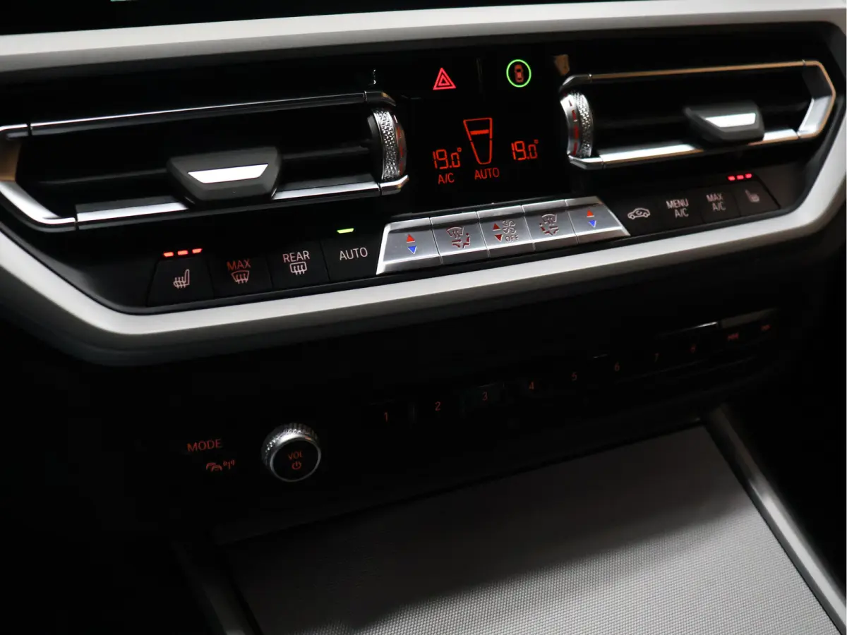 320e Business Edition Plus [APPLE CARPLAY, ANDROID, CRUISE CONTROL, STOELVERWARMING, DIGITAL DASH, PDC 360, LEDER, BLUETOOTH, CLIMATECONTROL, LED, NAVIGATIE, NIEUWSTAAT]