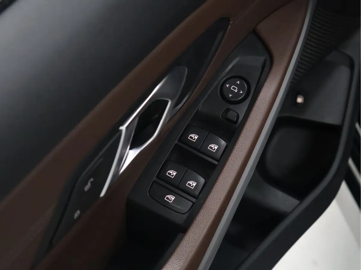 320e Business Edition Plus [APPLE CARPLAY, ANDROID, CRUISE CONTROL, STOELVERWARMING, DIGITAL DASH, PDC 360, LEDER, BLUETOOTH, CLIMATECONTROL, LED, NAVIGATIE, NIEUWSTAAT]